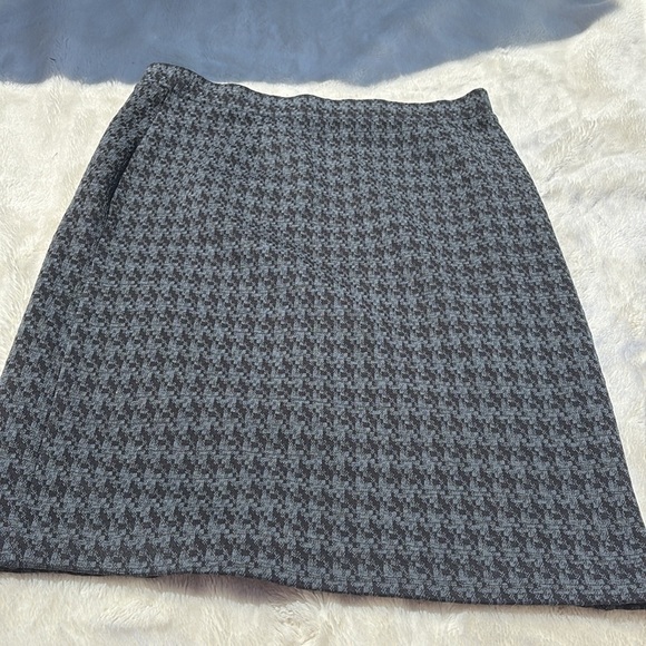 Lysespenard Houndstooth Pencil Skirt β Size Medium | Timeless Elegance | Office - Picture 5 of 6